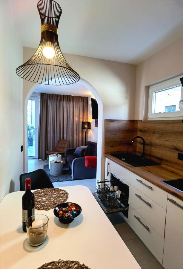 Stay In The Very Heart Of Porec - 50M To The Beach Exteriör bild